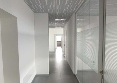 corridoio ufficio con pareti divisorie