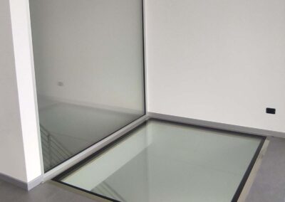 scale ufficio con pareti divisorie in vetro